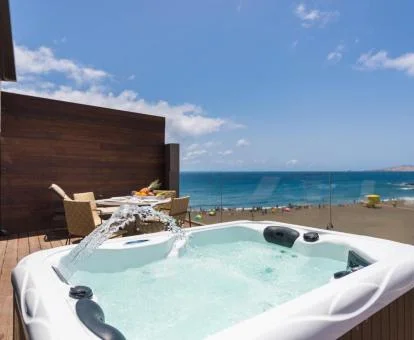 Terraza privada con jacuzzi y vistas al mar del estudio ático.