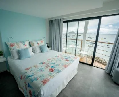 Hermosa habitación con terraza privada y vistas al mar de este moderno hotel.
