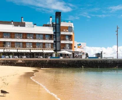 Edificio de este hotel solo para adultos junto a la playa.