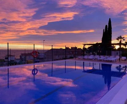 Piscina con vistas al mar y solarium de este hotel con encanto.