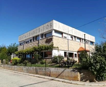 Edificio de este hotel solo para adultos ubicado en zona tranquila.