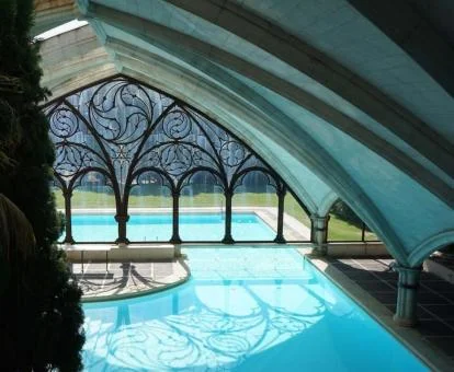 Preciosa piscina interior que sale al exterior de este bello hotel con encanto.