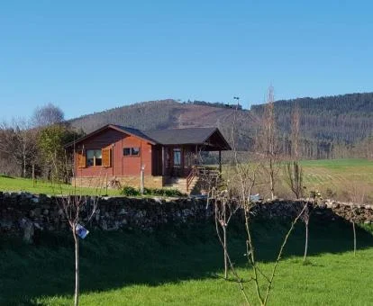Preciosa cabaña independiente en un tranquilo entorno para disfrutar de la vida rural.