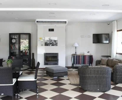 Elegante espacio de uso compartido con chimenea de este coqueto hotel.