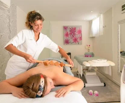 Mujer disfrutando de una de las terapias del spa del hotel.