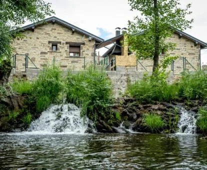 Casas independientes de este establecimiento rural junto al río.
