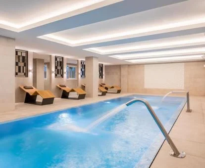 Piscina con chorros de hidroterapia y zona de relajación del spa del hotel.