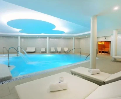 Piscina cubierta con zona de relajación del spa.