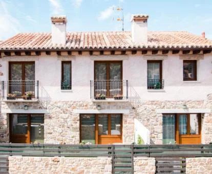 Acogedor edificio rústico que alberga apartamentos totalmente equipados.