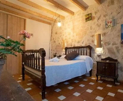 Una de las preciosas habitaciones dobles de estilo rústico de este aparthotel.