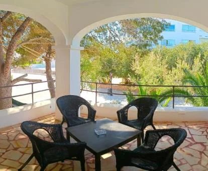 Terraza amueblada con vistas al mar de uno de los apartamentos de este aparthotel.