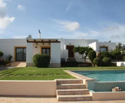 Alojamiento rural con amplios jardines y piscina al aire libre.