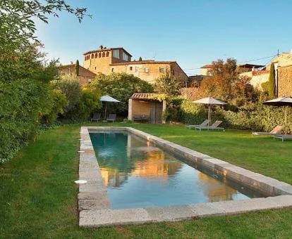 Hermoso hotel boutique en una masía con amplios jardines y piscina exterior.