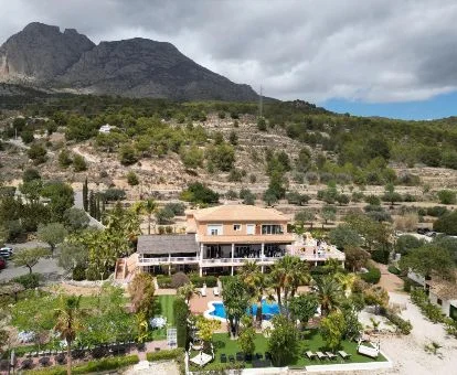 Hermoso hotel rural en medio de la campiña.