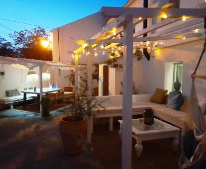 Terraza con mobiliario exterior de este hotel solo para adultos.