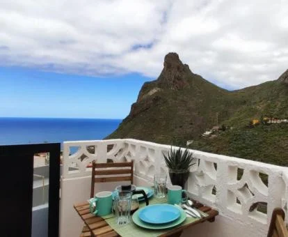 Terraza con vistas al mar y a la montaña de esta preciosa casa independiente.