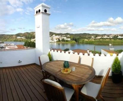 Terraza con preciosas vistas al río de esta casa independiente.