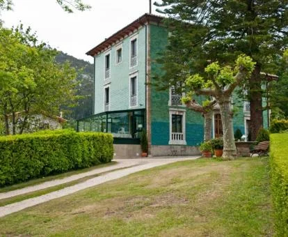 Edificio de este hotel boutique rural rodeado de jardines.