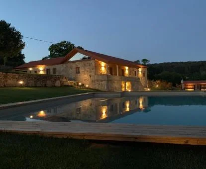 Hermoso edificio de este hotel rural rodeado de espacios verdes con piscina al aire libre.
