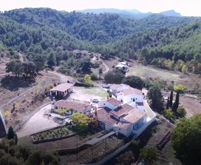 Vista aérea de este establecimiento rural entre montañas.