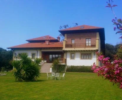 Edifio de este hotel rural con amplios jardines en un entorno natural para explorar.