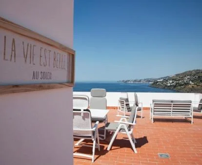 Preciosa terraza con vistas al mar de este hotel con encanto.