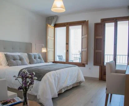 Una de las modernas habitaciones con balcón del alojamiento.