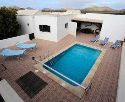 Vista aérea de este alojamiento rural con piscina y mobiliario exterior.