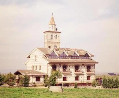 Precioso edificio de este hotel con encanto en zona rural tranquila.