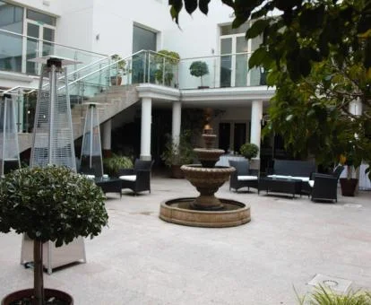 Acogedor patio interior con mobiliario de este hotel con encanto.