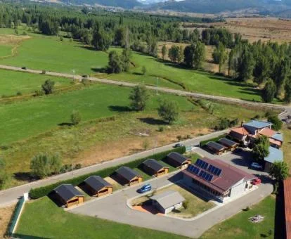 Vista aérea de este complejo rural con cabañas independientes.