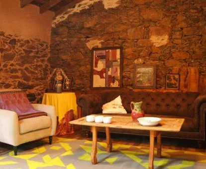 Salón compartido de este hotel rural de estilo tradicional.