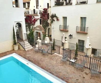 Vista aérea de este hotel con encanto distribuido en casas históricas con piscina exterior.
