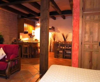 Interior de este coqueto apartamento rústico con jacuzzi privado.