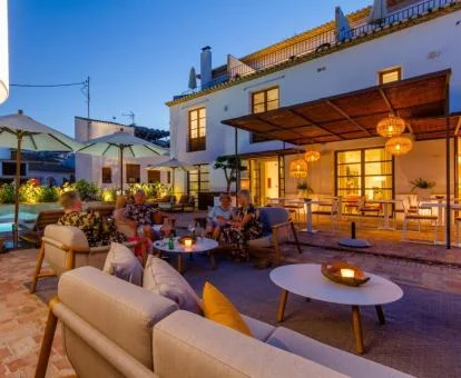 Amplia terraza con mobiliario y piscina al aire libre de este acogedor hotel.