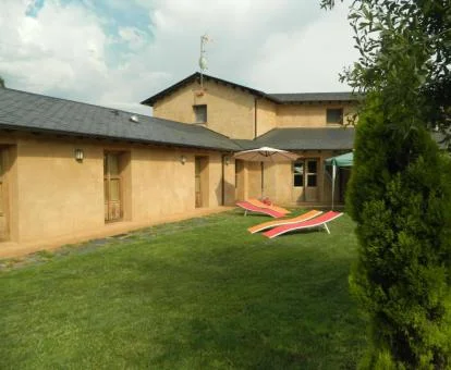 Edificio con amplios jardines y solarium con tumbonas de este hotel rural.