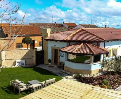 Acogedora casa rural independiente con piscina privada.