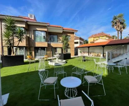 Zona exterior con jardín y mobiliario de este hotel con encanto.