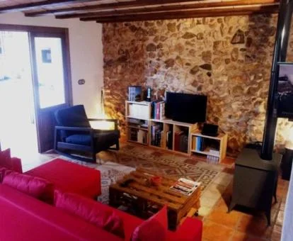 Foto de la sala de estar con chimenea y estilo rústico de este hotel solo para adultos.