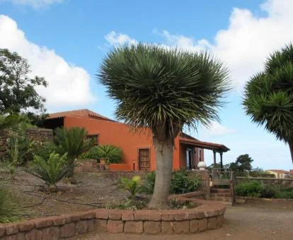 Acogedor establecimiento con jardines en un tranquilo entorno rural.