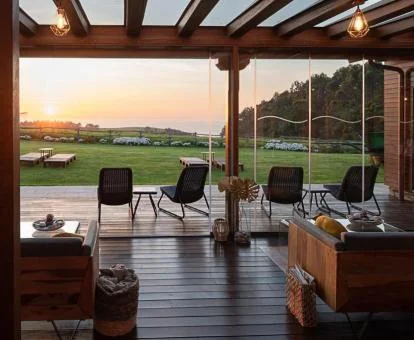 Terraza con mobiliario y maravillosas vistas a la naturaleza que rodea el hotel.