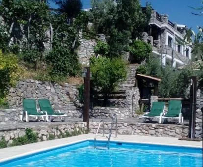 Establecimiento rural con gran piscina rodeada de vegetación.