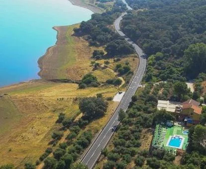 Vista aérea de este coqueto establecimiento junto al embalse y en pleno entorno natural.