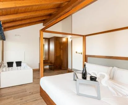 Dormitorio con un amplio jacuzzi privado cerca de la cama del apartamento deluxe.