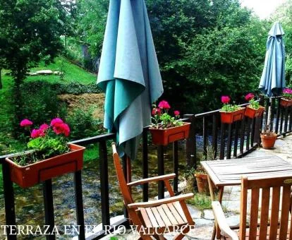 Acogedora terraza de este establecimiento solo para adultos con vistas al río.