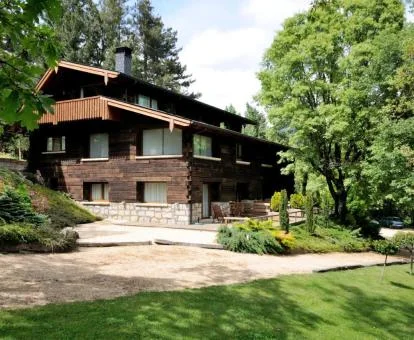 Edificio de este coqueto hotel con encanto rodeado de vegetación.