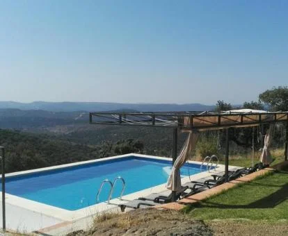 Gran piscina al aire libre con maravillosas vistas a la naturaleza de este establecimiento. 