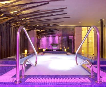 Piscina cubierta con elementos de hidroterapia del spa del hotel.
