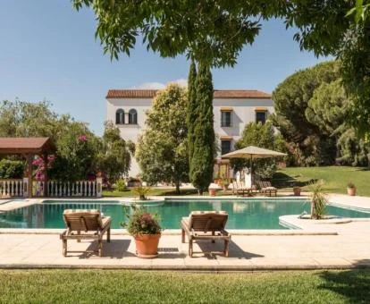 Edificio con amplia zona exterior de esta hermosa hacienda rural con piscina exterior.