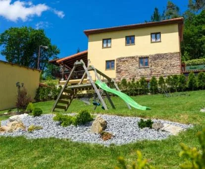 Preciosa casa rural con zona exterior ajardinada.